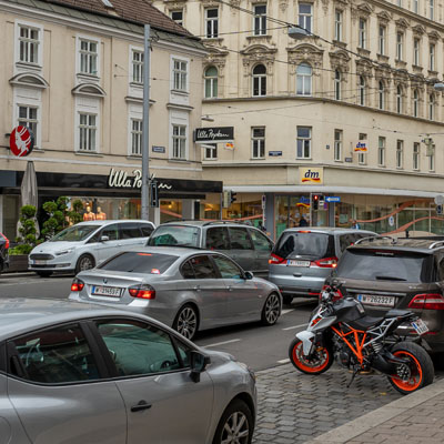 Mehr über den Artikel erfahren Landstraßer Hauptstraße: Im Banne der Motoren
