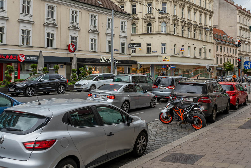 Landstraßer Hauptstraße bei der Kundmanngasse, fahrende und parkende Autos