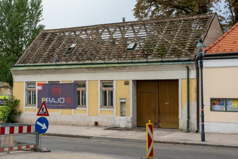 einstöckiges historisches Gebäude am Leopoldauer Platz 11 mit abgedecktem Dach, Abriss 2020 trotz Schutzzone, Wien-Floridsdorf