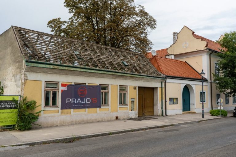 einstöckiges historisches Gebäude am Leopoldauer Platz 11 mit abgedecktem Dach, Abriss 2020 trotz Schutzzone, Wien-Floridsdorf