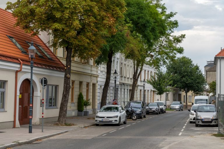 historischer Ortskern am Leopoldauer Platz in Wien-Floridsdorf, Häuserzeile