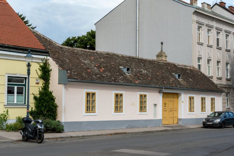 historischer Ortskern am Leopoldauer Platz in Wien-Floridsdorf, Häuserzeile