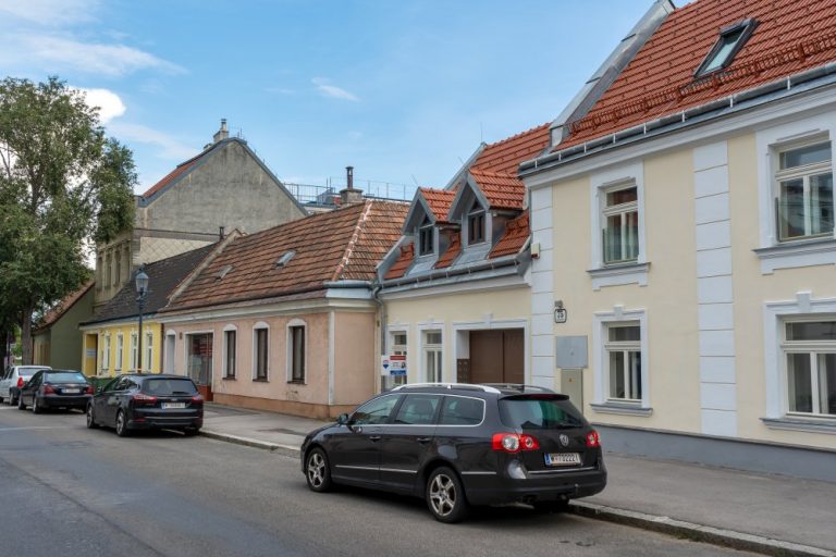 historischer Ortskern am Leopoldauer Platz in Wien-Floridsdorf, Häuserzeile