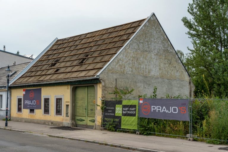 Altbau am Leopoldauer Platz, Dach abgedeckt, vor Abriss, Abbruchfirma, Plakat, Prajo's, Floridsdorf, Wien