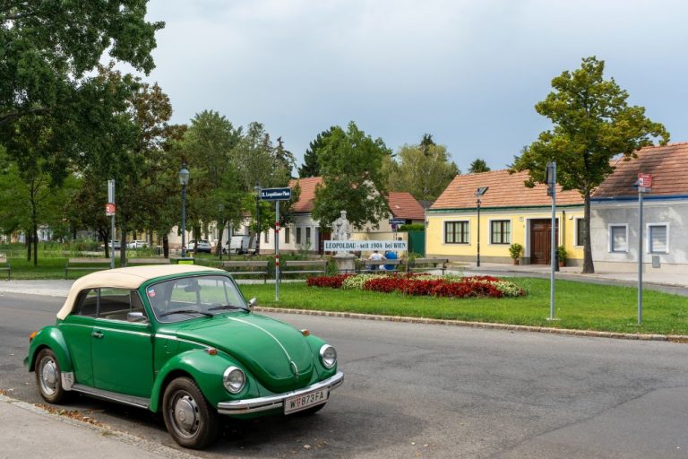 historischer Ortskern am Leopoldauer Platz in Wien-Floridsdorf, Häuserzeile, Auto, Oldtimer