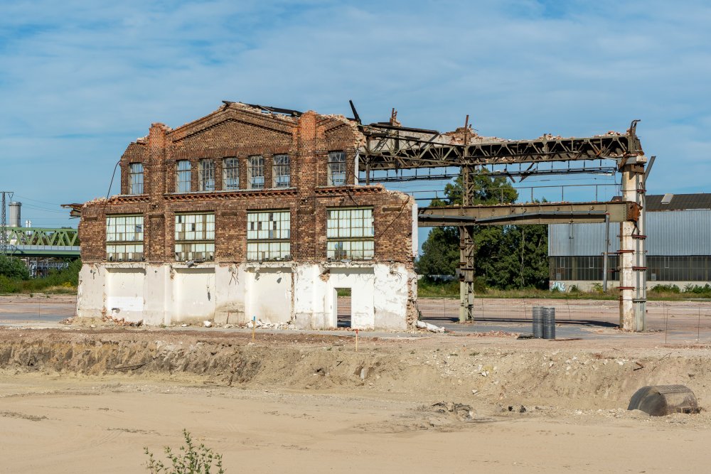 Ruine der Paukerwerke, historische Fabrik in Wien-Floridsdorf, Backsteinfassade