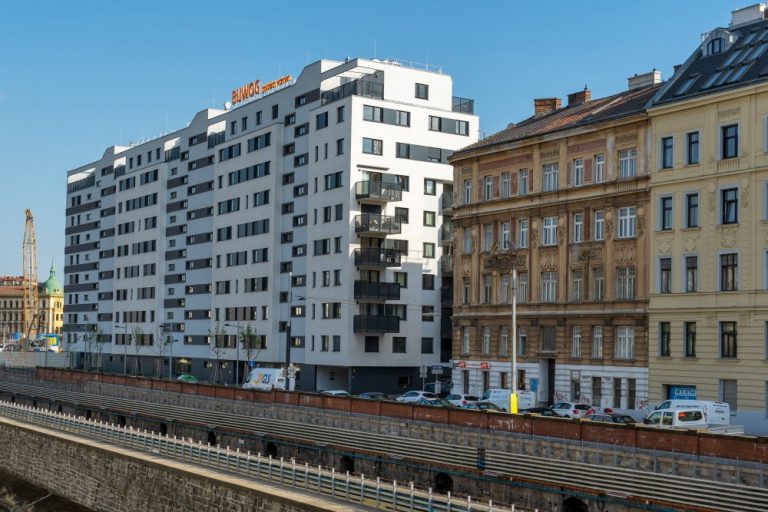 Rechte Wienzeile 229 (Neubau) und Altbauten, 1120 Wien