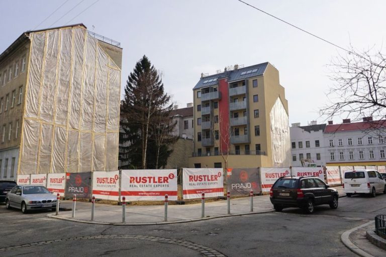 Bachgasse/Lindauergasse, leerer Bauplatz, nach Abriss von Gründerzeithäusern, Rustler, Autos, Häuser, Poller, Asphalt