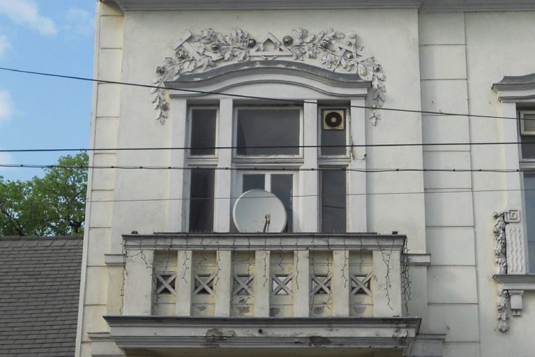 Balkon, Fassade des Hopf-Hauses in Wien-Donaustadt, kurz vor dem Abriss, erbaut 1905-1906