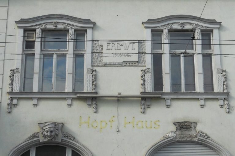 Fassade des Hopf-Hauses in Wien-Donaustadt, kurz vor dem Abriss, erbaut 1905-1906