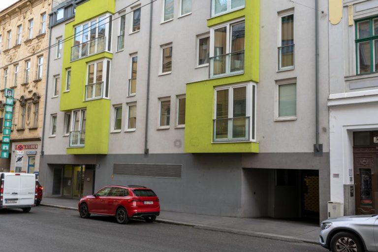 Erdgeschoß eines Neubau-Wohnhauses in Wien-Währing, Garageneinfahrt