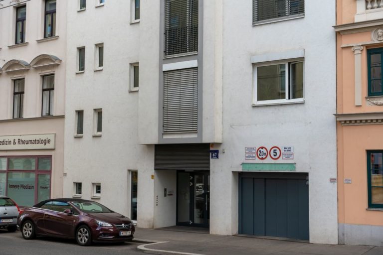 Erdgeschoß eines Neubau-Wohnhauses in Wien-Währing, Garageneinfahrt