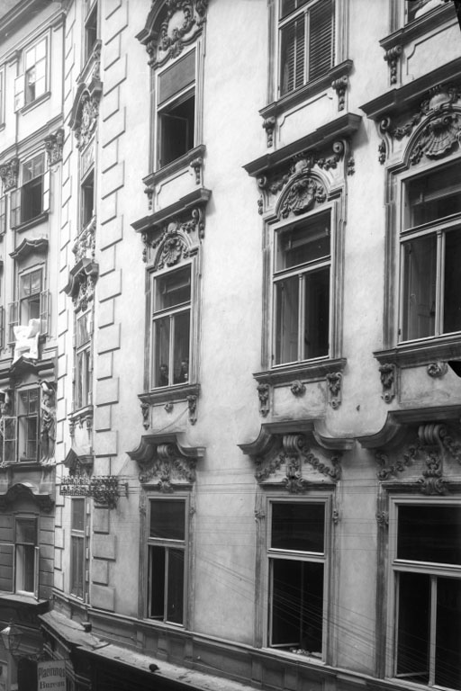 Fassade des Hauses in der Habsburgergasse 2