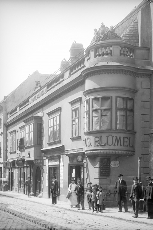 "Blümelhaus" in der Gumpendorferstraße 78, historische Aufnahme, Gebäude 1935 abgerissen, runder Erker, Personen, Schienen, Fassadenschmuck
