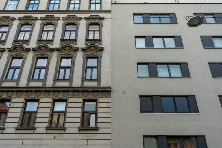 Gründerzeithaus und Neubau in Wien-Favoriten, Fassadenschmuck, glatte Fassade, Straßenlaterne