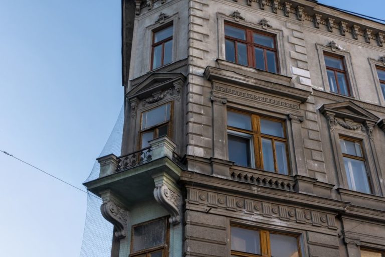 Gründerzeithaus mit Dekor, Wien-Favoriten, Balkon, Fenster