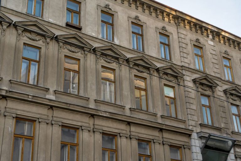 Gründerzeithaus mit Dekor, Wien-Favoriten, Balkon, Fenster