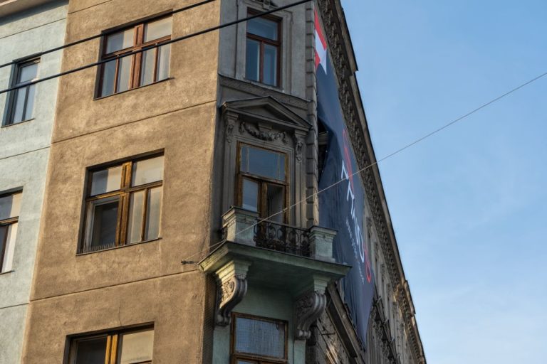 Gründerzeithaus mit Dekor, Wien-Favoriten, Balkon, Fenster