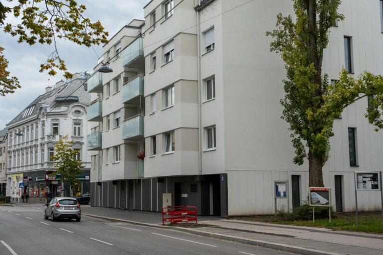 Neubau-Wohnhaus mit Balkonen in Jedlesee, Wien-Floridsdorf, daneben Haus mit Jugendstil-Dekor