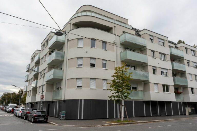 Neubau-Wohnhaus mit Balkonen in Jedlesee, Wien-Floridsdorf, ersetzt ein Jugendstilhaus (Hotel Karolinenhof)