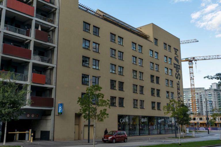 Hotel Schani, Karl-Popper-Straße, Alfred-Adler-Straße, Sonnwendviertel, Wien-Favoriten, Bäume, Auto, Kran