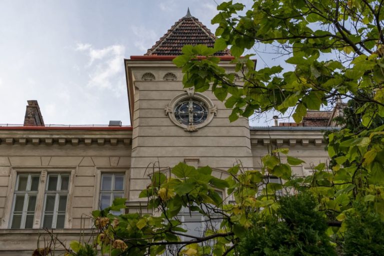 Dach und Turm des Gründerzeithauses in der Klostergasse 27, ehemaliges Währinger Bad, Tröpferlbad, 1180 Wien