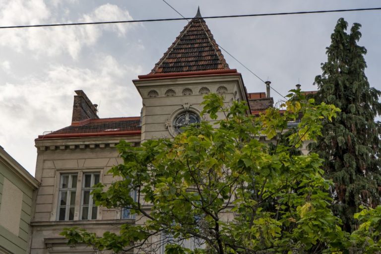 Dach und Turm des Gründerzeithauses in der Klostergasse 27, ehemaliges Währinger Bad, Tröpferlbad, 1180 Wien