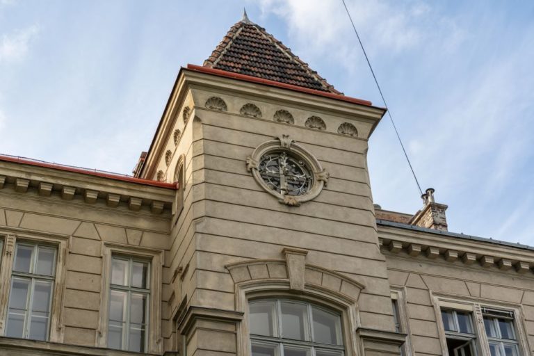 Dach und Turm des Gründerzeithauses in der Klostergasse 27, ehemaliges Währinger Bad, Tröpferlbad, 1180 Wien