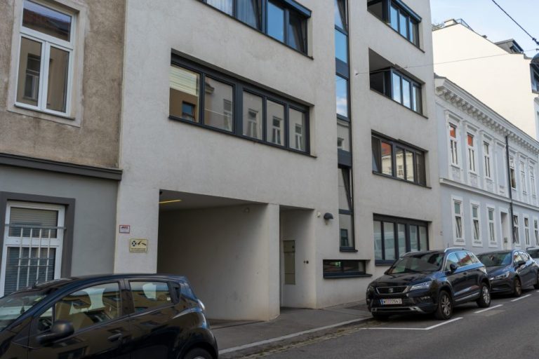 Neubau-Wohnhaus mit Garageneinfahrt in Wien-Hernals, erbaut nach Abriss eines Gründerzeithauses