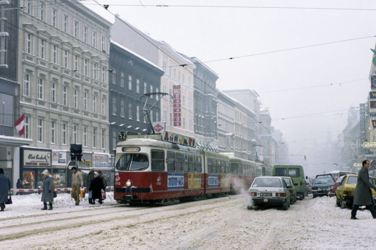 Straßenbahn der Linie 52 in der Mariahilferstraße, nahe Kaiserstraße, Stafa, Wien