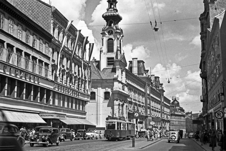 Stiftgasse mit historischem Kaufhaus "Herzmansky" und Stiftskirche, Wien-Neubau