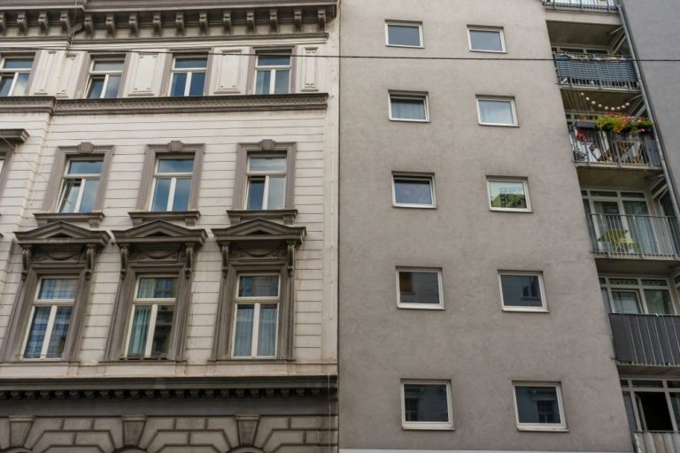 Altbau neben Neubau in Wien-Margareten, Gründerzeitarchitektur, graue Fassade, quadratische Fenster, Bausünde, Stilbruch