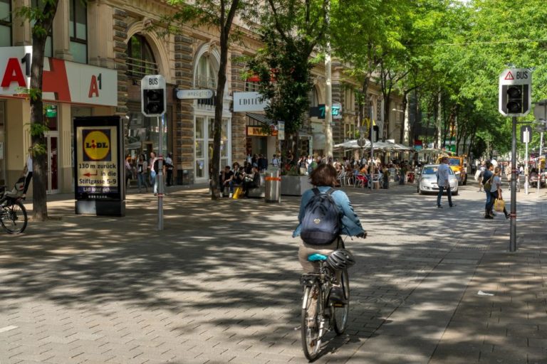 Begegnungszone in der Nähe der Stiftskirche, Mariahilfer Straße, Wien