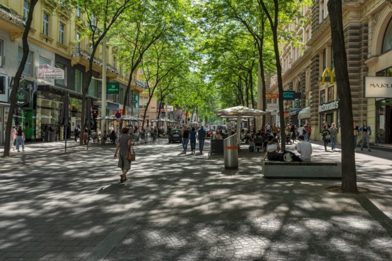 Mariahilferstraße als Begegnungszone, nahe Capistrangasse, Wien