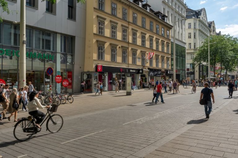 Begegnungszone vor dem Raimundhof, Mariahilferstraße, Wien, Verkehrsberuhigung