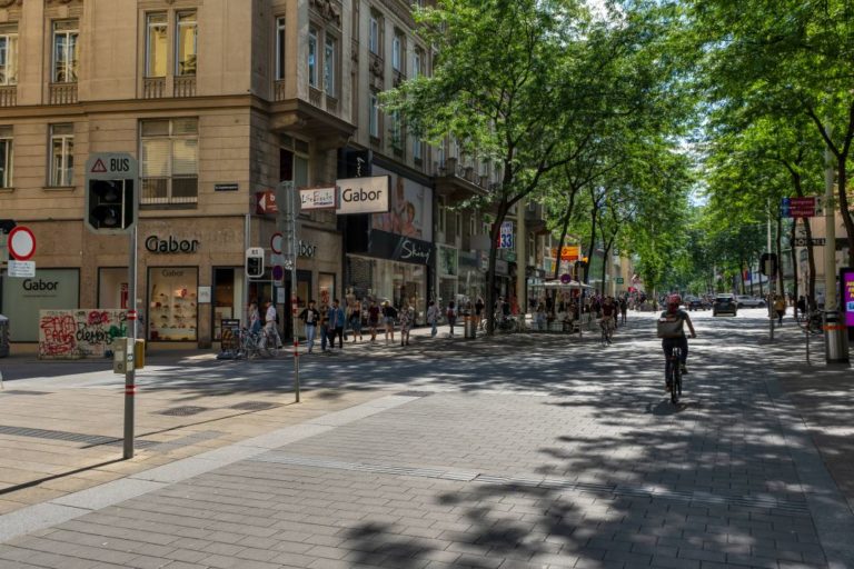 Begegnungszone in der Mariahilfer Straße, bei der Capistrangasse