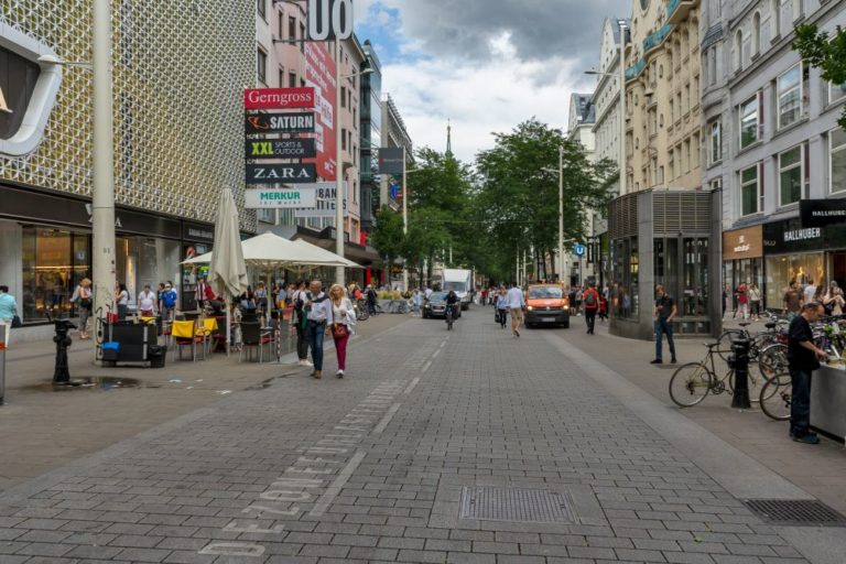 Mariahilfer Straße, Begegnungszone beim Kaufhaus "Gerngross", U-Bahn-Station "Neubaugasse, Wien, 2020