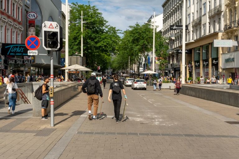 Begegnungszone in der Mariahilferstraße, bei der Schottenfeldgasse, Wien