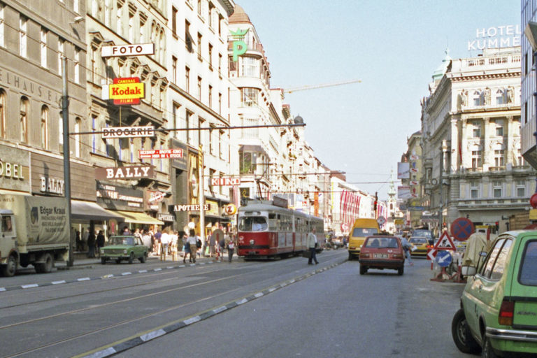 Autoverkehr und Straßenbahn beim Hotel Kummer in der Mariahilferstraße, Wien