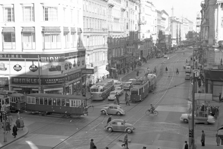 Mariahilfer Straße, Neubaugasse, Autoverkehr, Straßenbahnen, alte Aufnahme, Wien