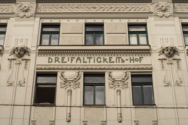 Fassade des "Dreifaltigkeitshofs", Wien-Neubau