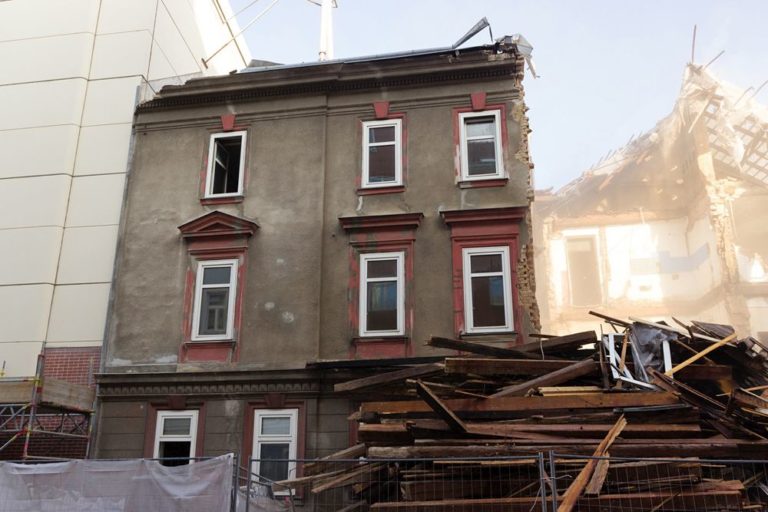 Abriss eines Gründerzeithauses in Wien-Brigittenau, Schutt, Bretter, Fenster, Baustelle