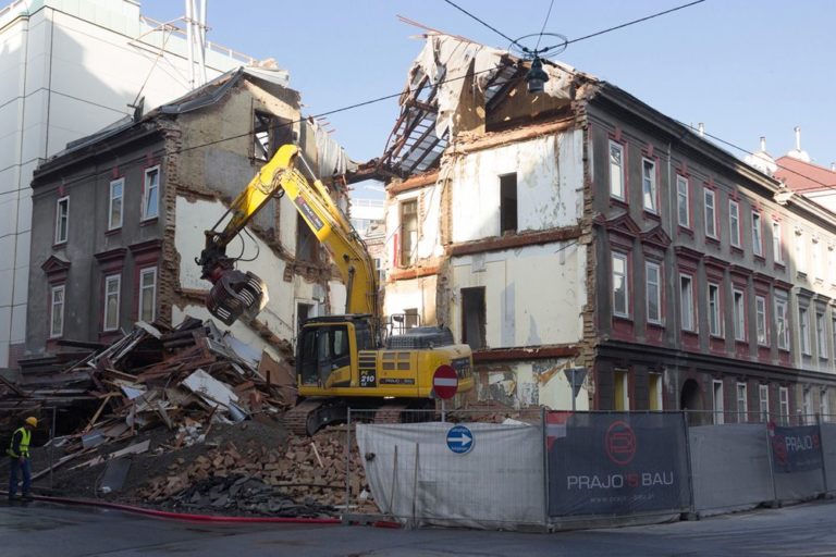 Abriss eines Gründerzeithauses in Wien-Brigittenau, Bagger, Abrissfirma, Schutt
