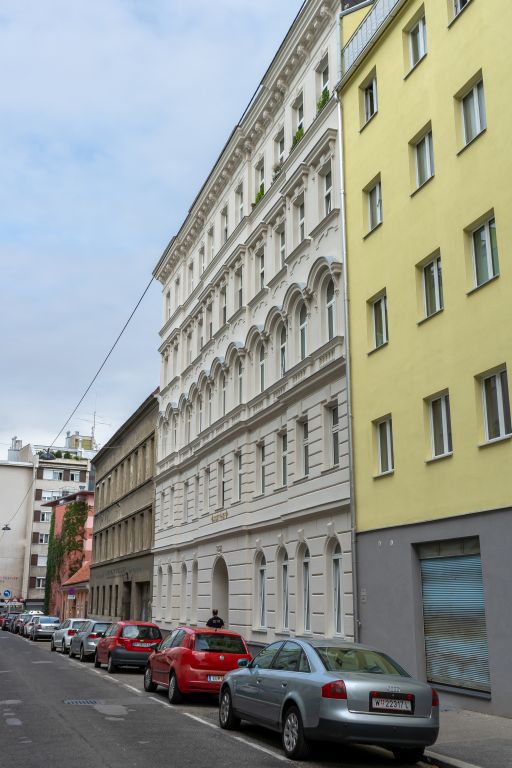 Gründerzeithaus mit renovierter und rekonstruierter Fassade in Wien-Landstraße, Häuserzeile