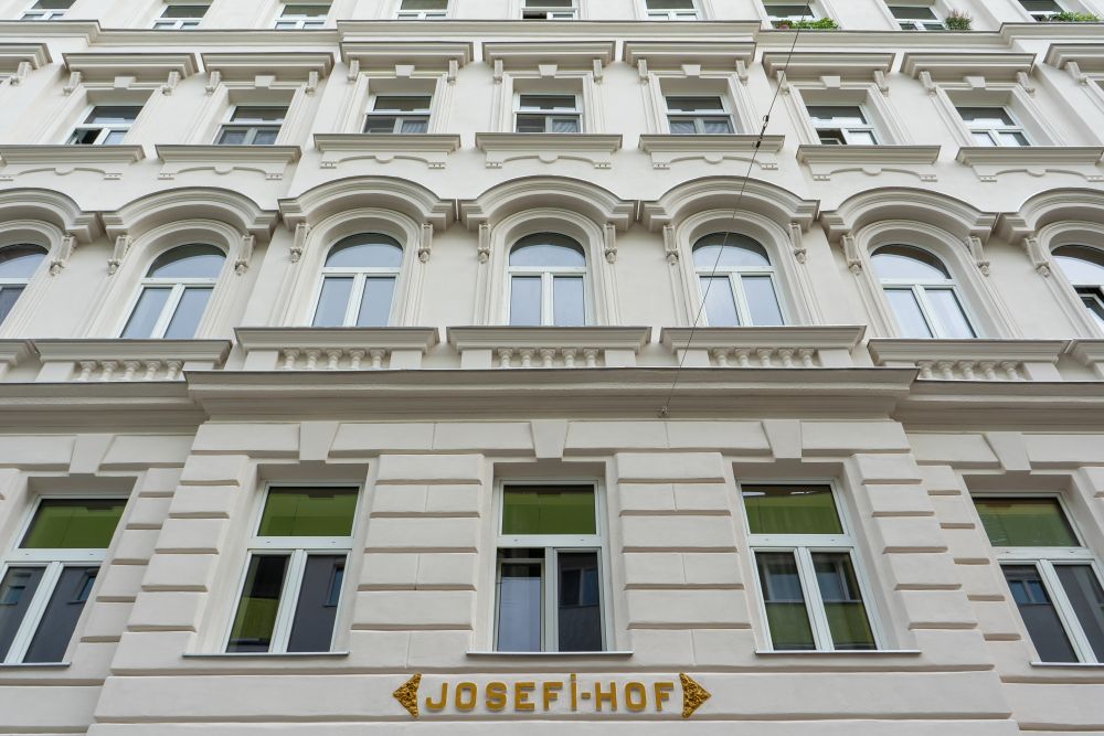 Gründerzeithaus mit renovierter und rekonstruierter Fassade in Wien-Landstraße, "Josefi-Hof"