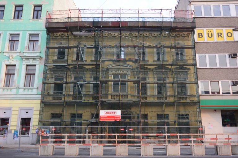 Abriss eines Gründerzeithauses in Wien-Meidling, Schönbrunner Straße, eingerüstet
