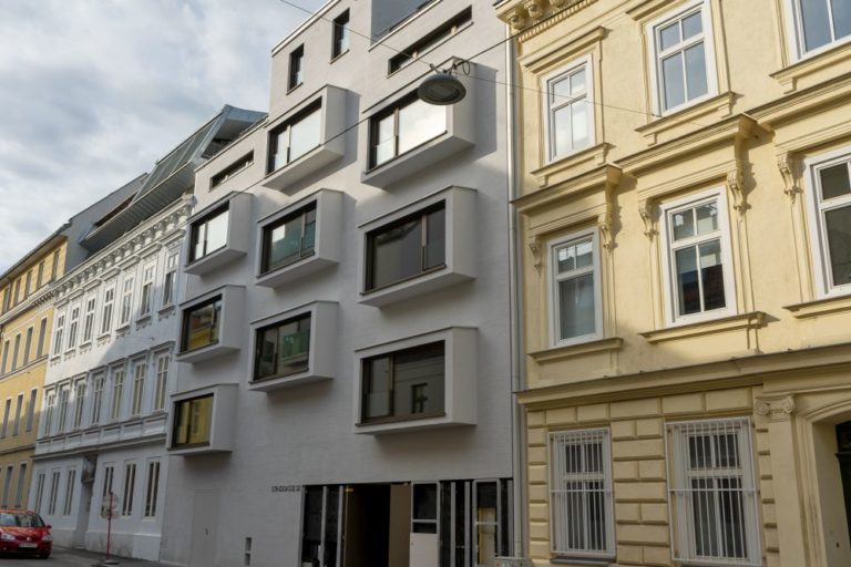 Neubau-Wohnhaus zwischen zwei Gründerzeithäusern, Wien, Währing, Stilbruch, auskragende Fenster