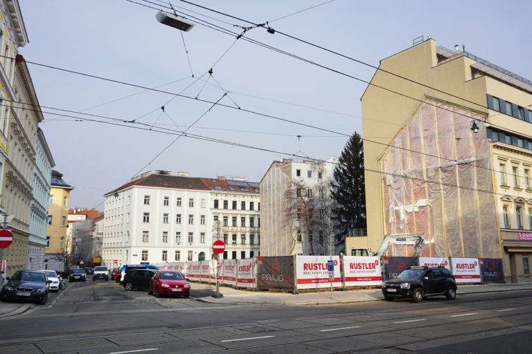 Thaliastraße/Lindauergase, leere Bauplätze nach Abriss von drei Gründerzeithäusern, Oberleitungen, parkende Fahrzeuge, Rustler, Baustelle