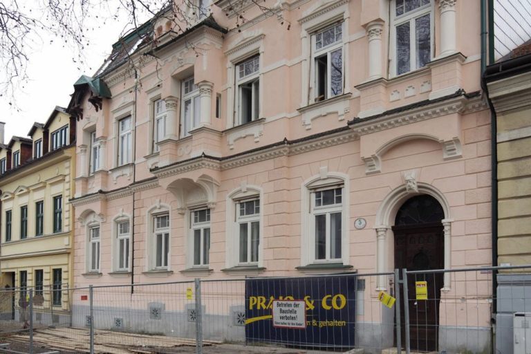 Altbau in Wien-Döbling, Weinzingergasse, kurz vor dem Abriss, renovierte Fassade