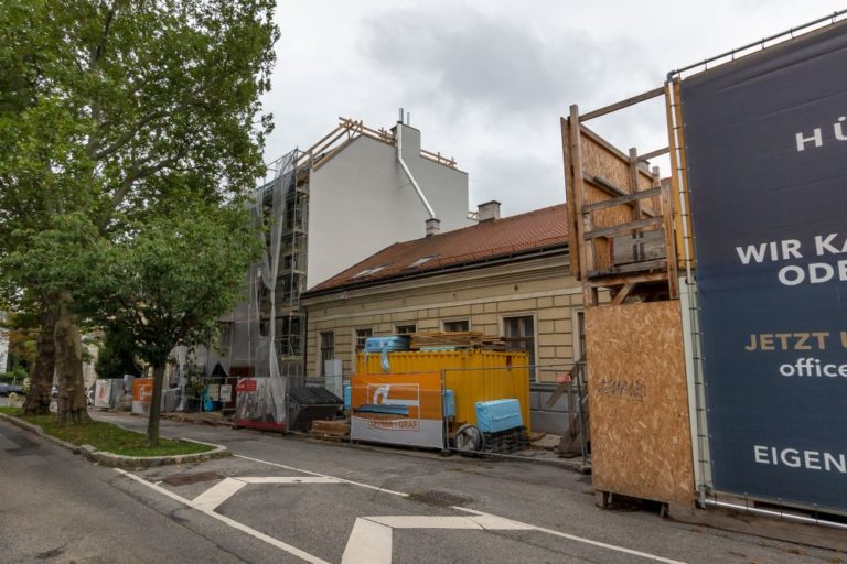Baustelle in der Weinzingergasse in Wien-Döbling, Neubau nach Abriss eines Jahrhundertwendehauses, Sievering